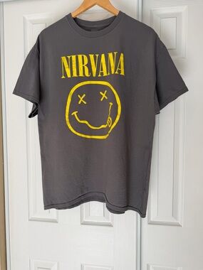 4/$25 NIRVANA 100% Cotton Charcoal Tee with Yellow Smiley Logo Size XL
